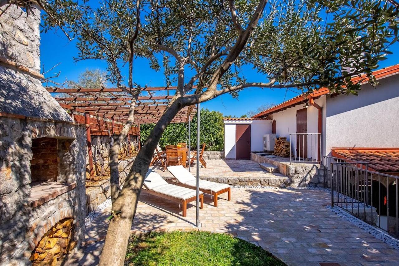 Olea Villa Ика Екстериор снимка